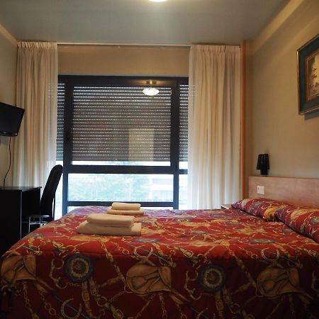 Hostal Acella Παμπλόνα Εξωτερικό φωτογραφία A room at the hotel