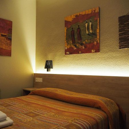 Hostal Acella Παμπλόνα Εξωτερικό φωτογραφία A room at the hotel