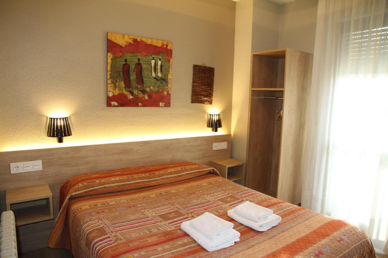 Hostal Acella Παμπλόνα Εξωτερικό φωτογραφία A room at the hotel