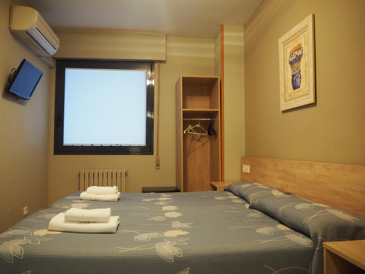 Hostal Acella Παμπλόνα Εξωτερικό φωτογραφία A room at the hotel