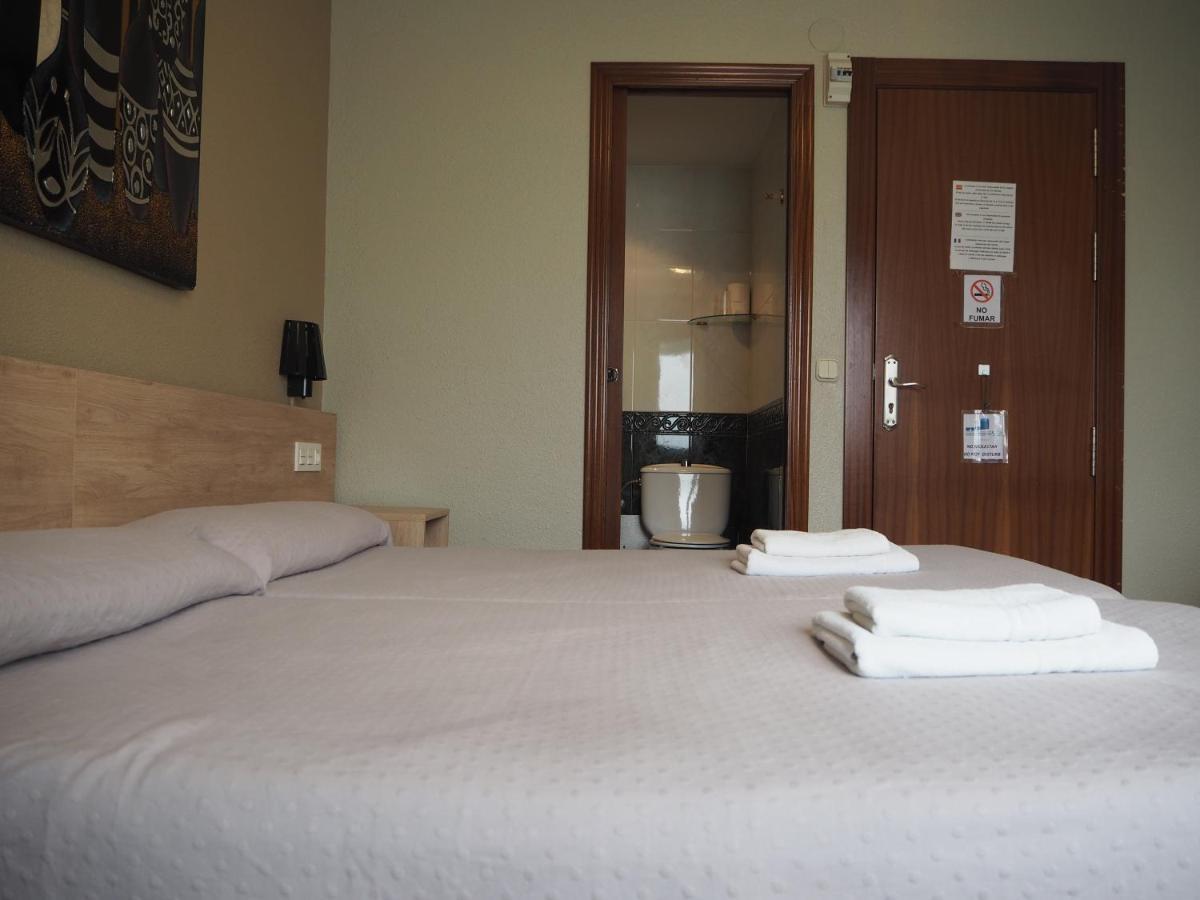 Hostal Acella Παμπλόνα Εξωτερικό φωτογραφία A room at the hotel