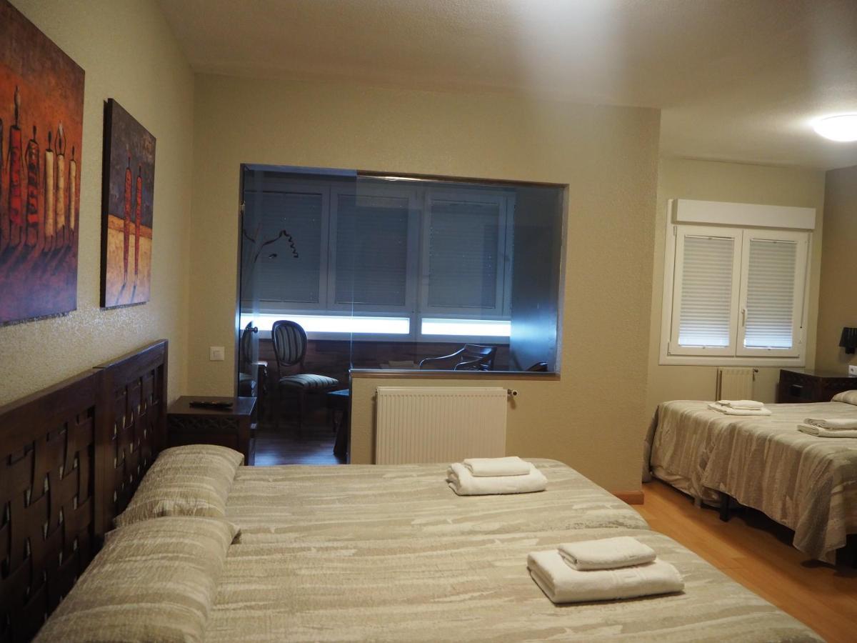 Hostal Acella Παμπλόνα Εξωτερικό φωτογραφία A room at the hotel