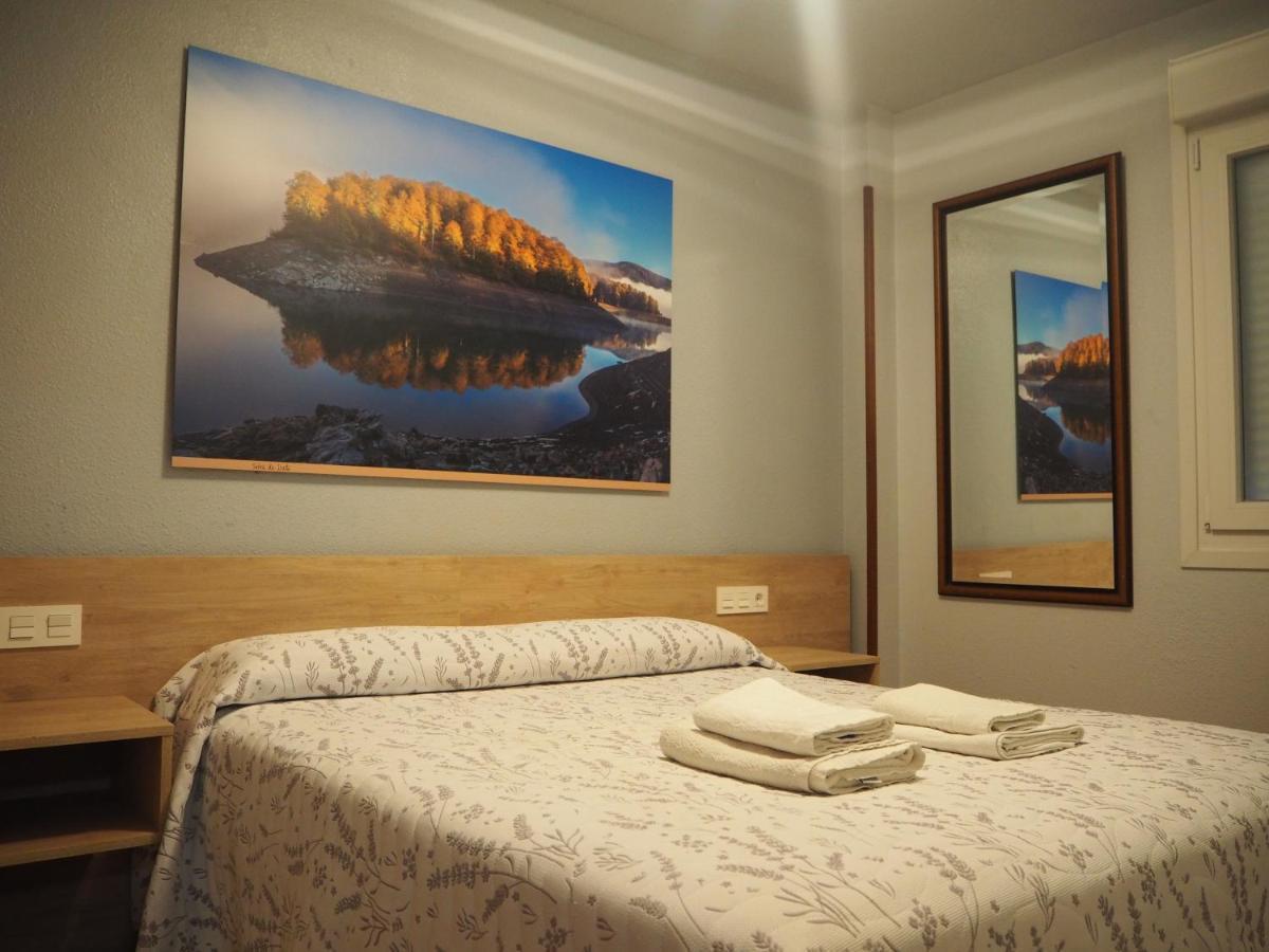 Hostal Acella Παμπλόνα Εξωτερικό φωτογραφία A room at the hotel