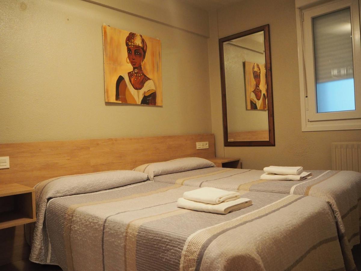 Hostal Acella Παμπλόνα Εξωτερικό φωτογραφία A room at the hotel