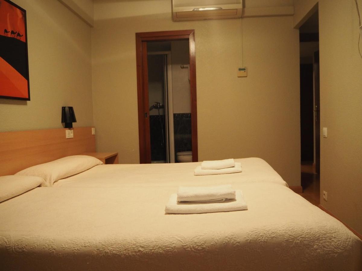 Hostal Acella Παμπλόνα Εξωτερικό φωτογραφία A room at the hotel