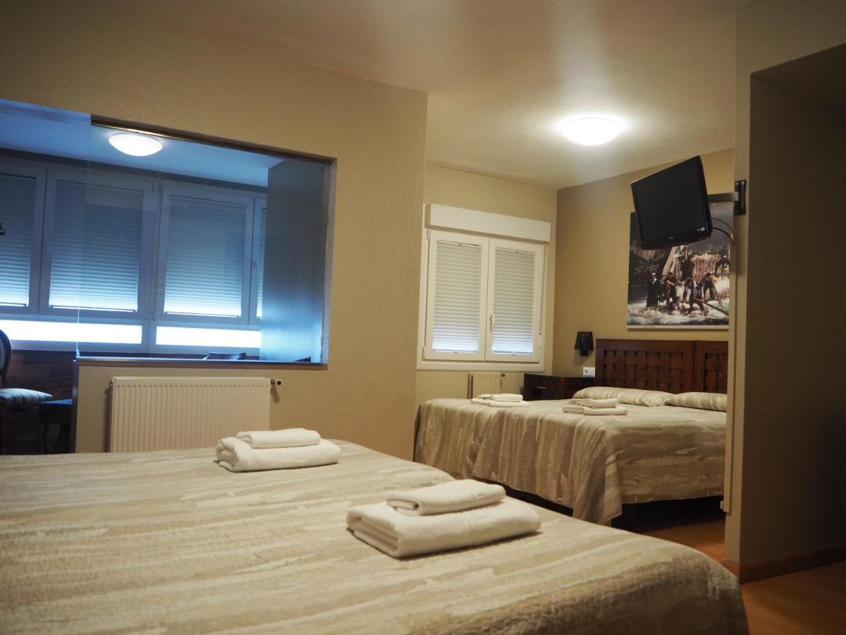 Hostal Acella Παμπλόνα Εξωτερικό φωτογραφία A room at the hotel