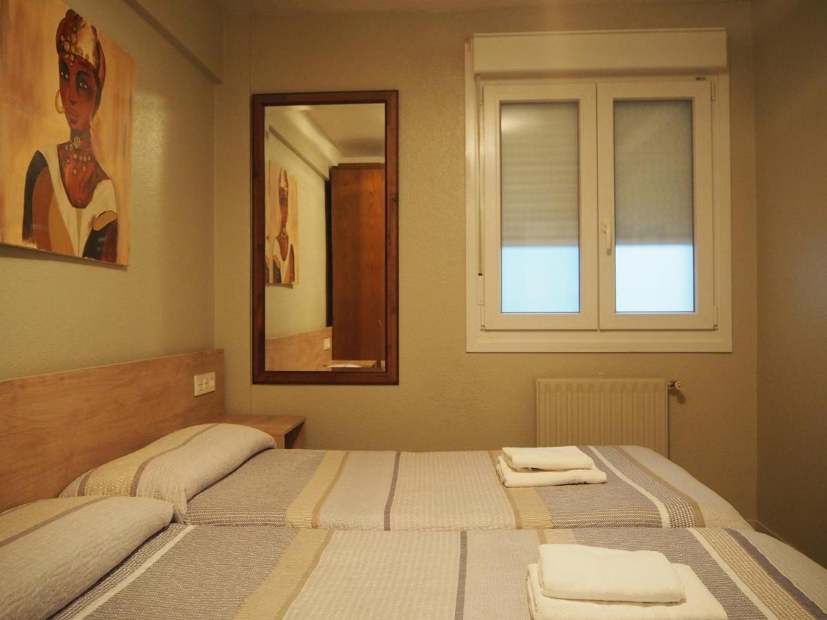 Hostal Acella Παμπλόνα Εξωτερικό φωτογραφία A room at the hotel