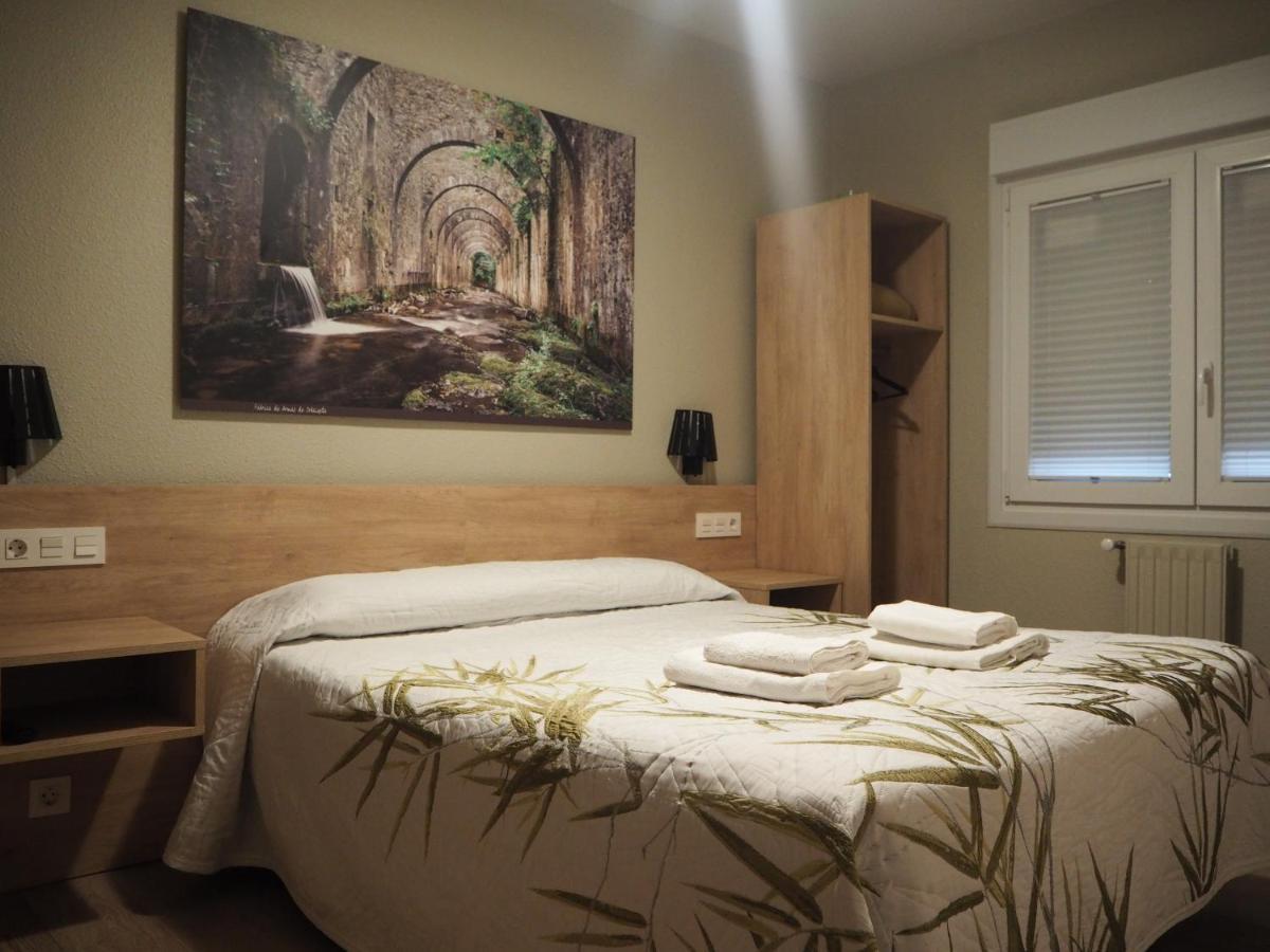 Hostal Acella Παμπλόνα Εξωτερικό φωτογραφία A bedroom in a hotel