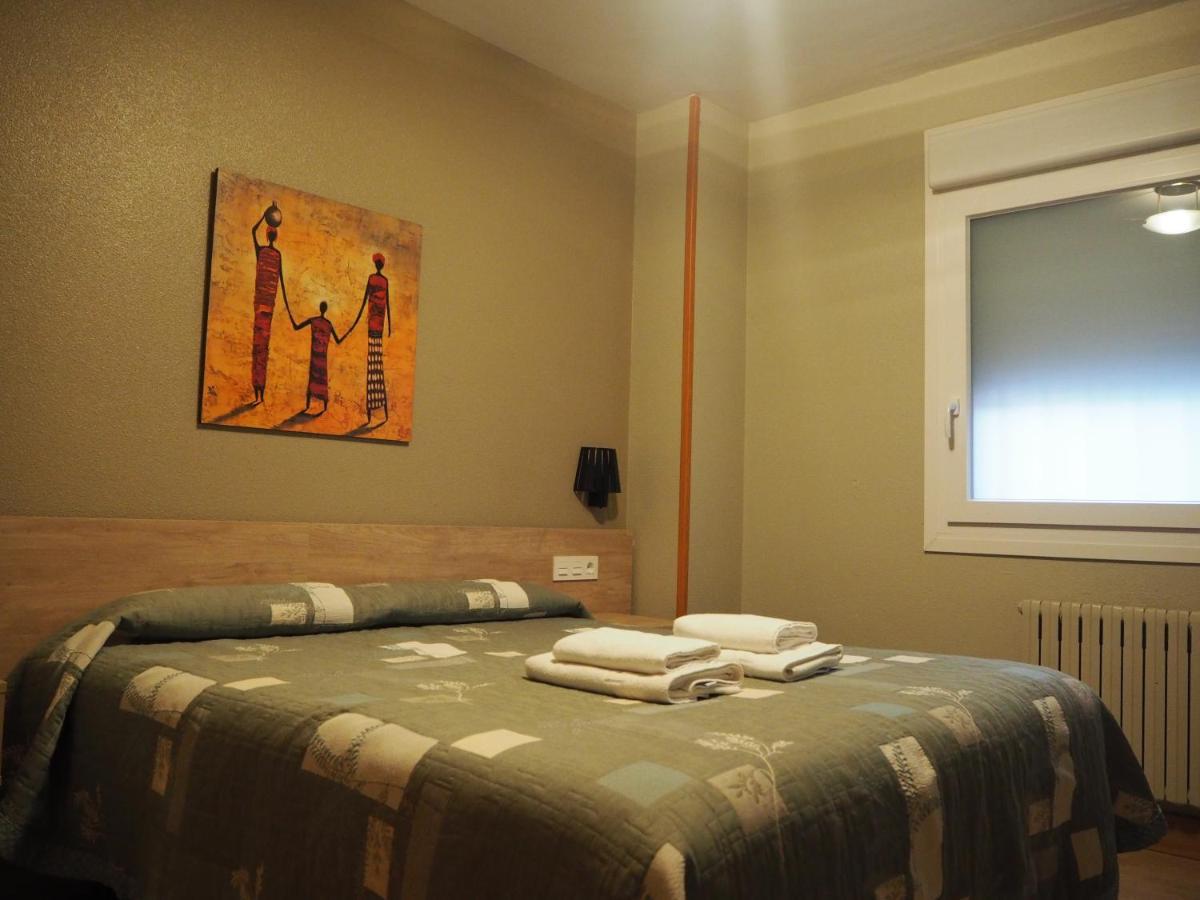 Hostal Acella Παμπλόνα Εξωτερικό φωτογραφία A bedroom in a hotel
