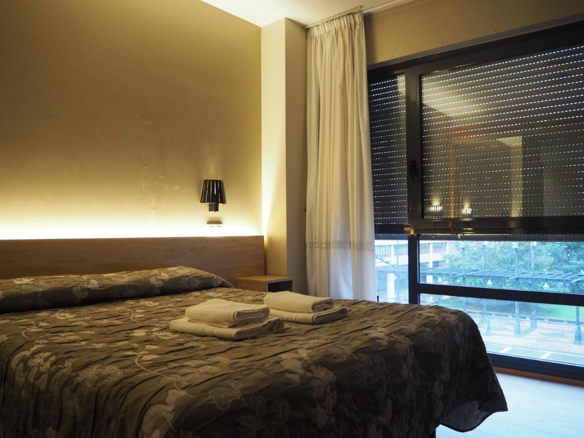 Hostal Acella Παμπλόνα Εξωτερικό φωτογραφία A bedroom
