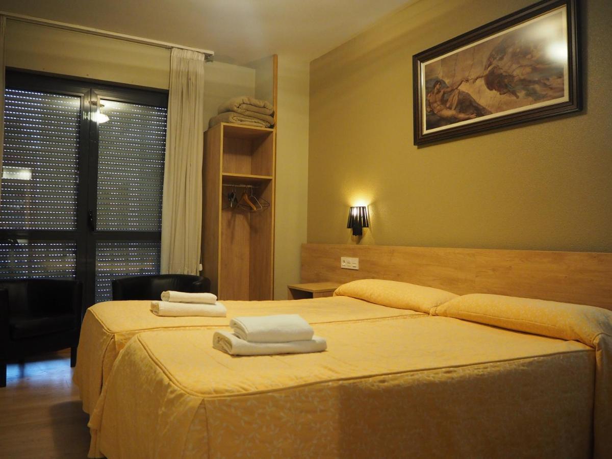 Hostal Acella Παμπλόνα Εξωτερικό φωτογραφία A typical hotel room