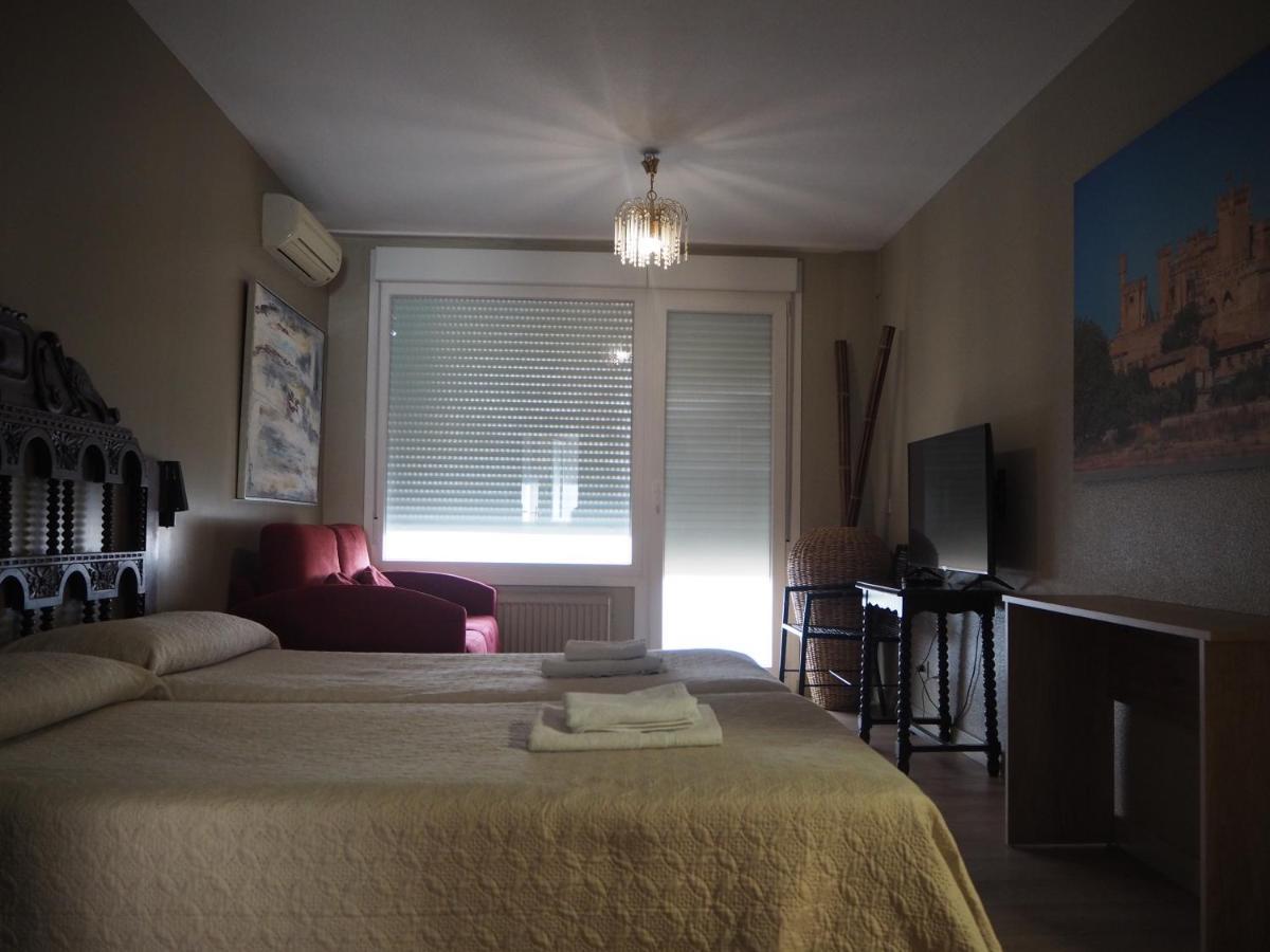 Hostal Acella Παμπλόνα Εξωτερικό φωτογραφία A room at the hotel