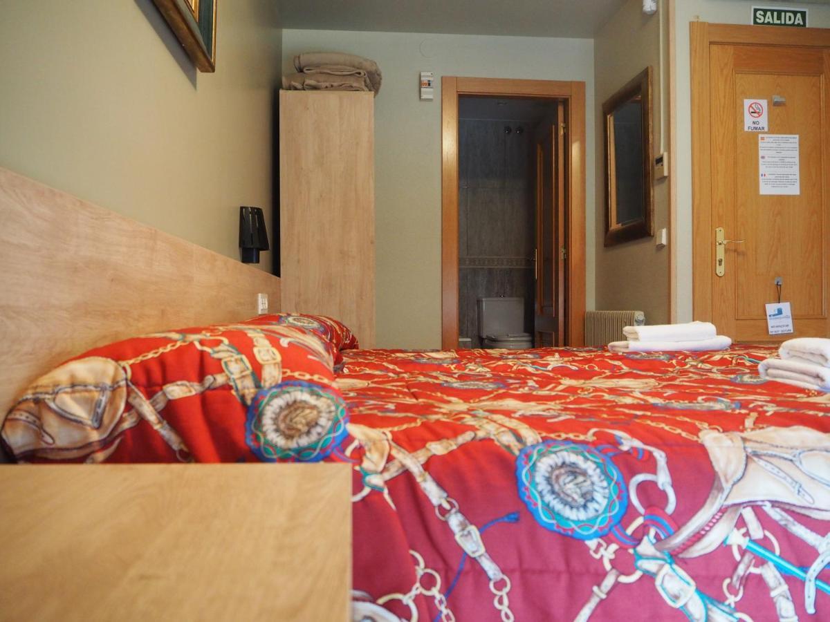 Hostal Acella Παμπλόνα Εξωτερικό φωτογραφία A typical room at the hostel