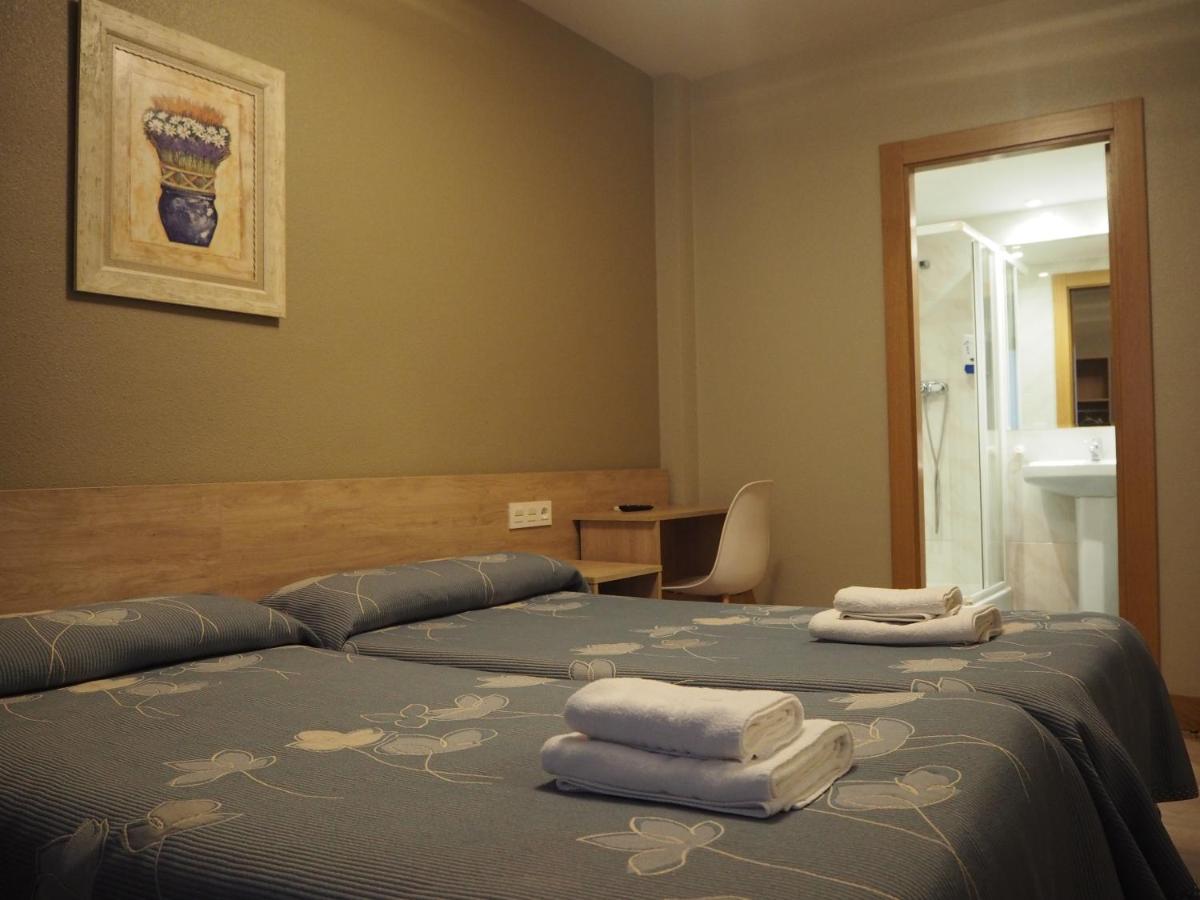 Hostal Acella Παμπλόνα Εξωτερικό φωτογραφία A typical hotel room