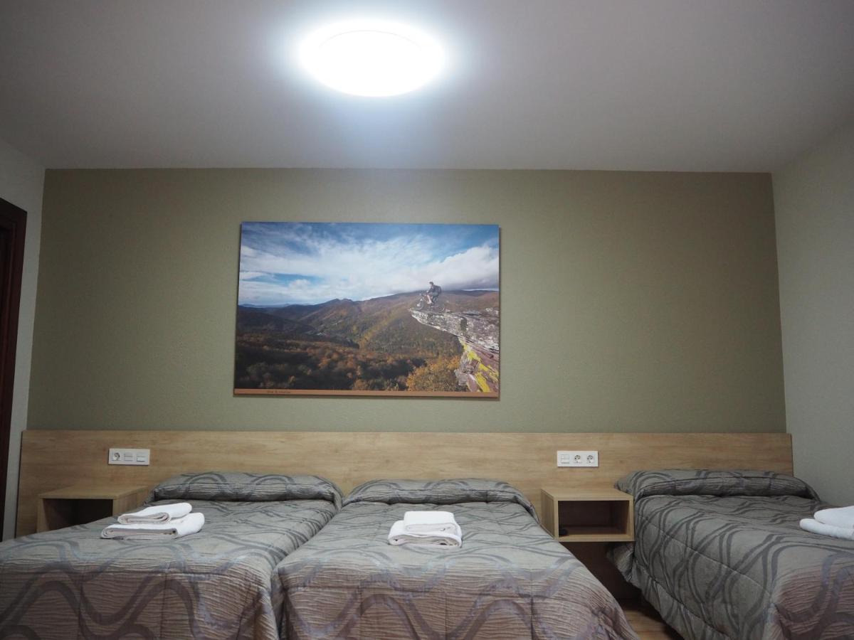 Hostal Acella Παμπλόνα Εξωτερικό φωτογραφία A room at the hotel