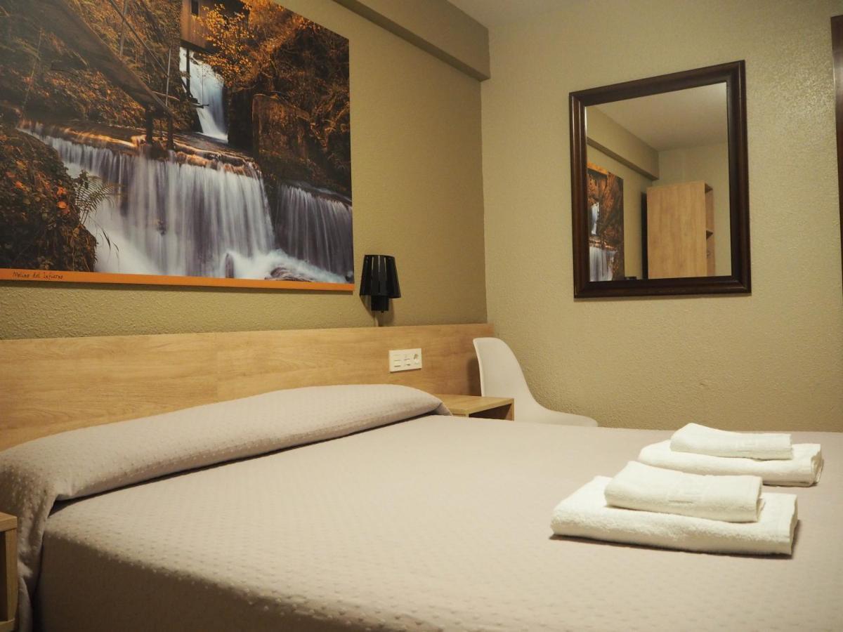 Hostal Acella Παμπλόνα Εξωτερικό φωτογραφία A room at the hotel