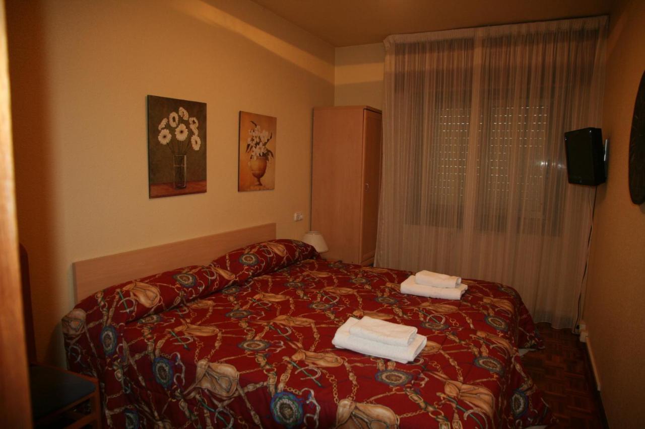 Hostal Acella Παμπλόνα Δωμάτιο φωτογραφία A typical room at the hotel