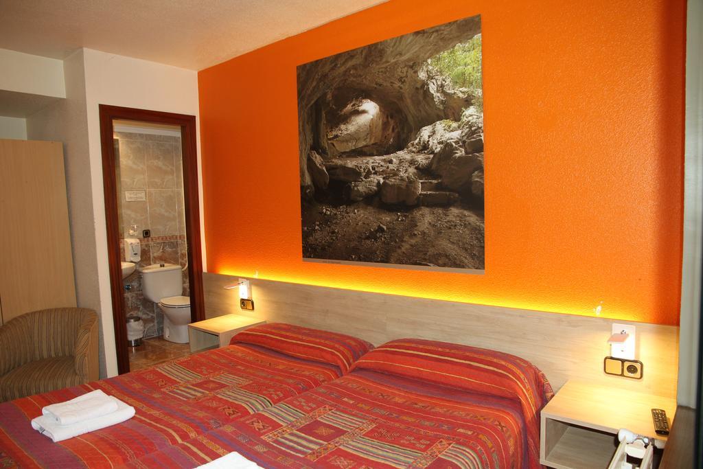 Hostal Acella Παμπλόνα Εξωτερικό φωτογραφία A room at the hotel