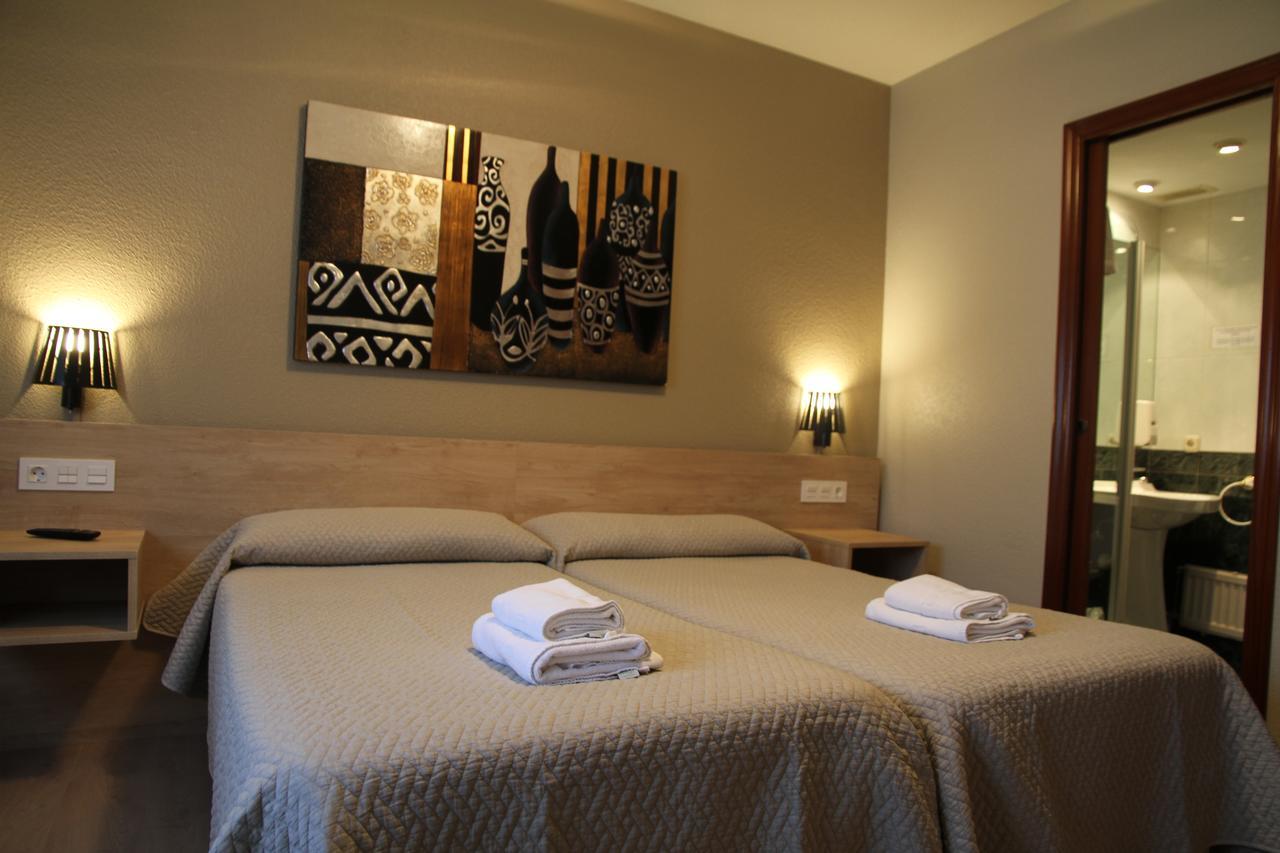 Hostal Acella Παμπλόνα Εξωτερικό φωτογραφία A room at the hotel