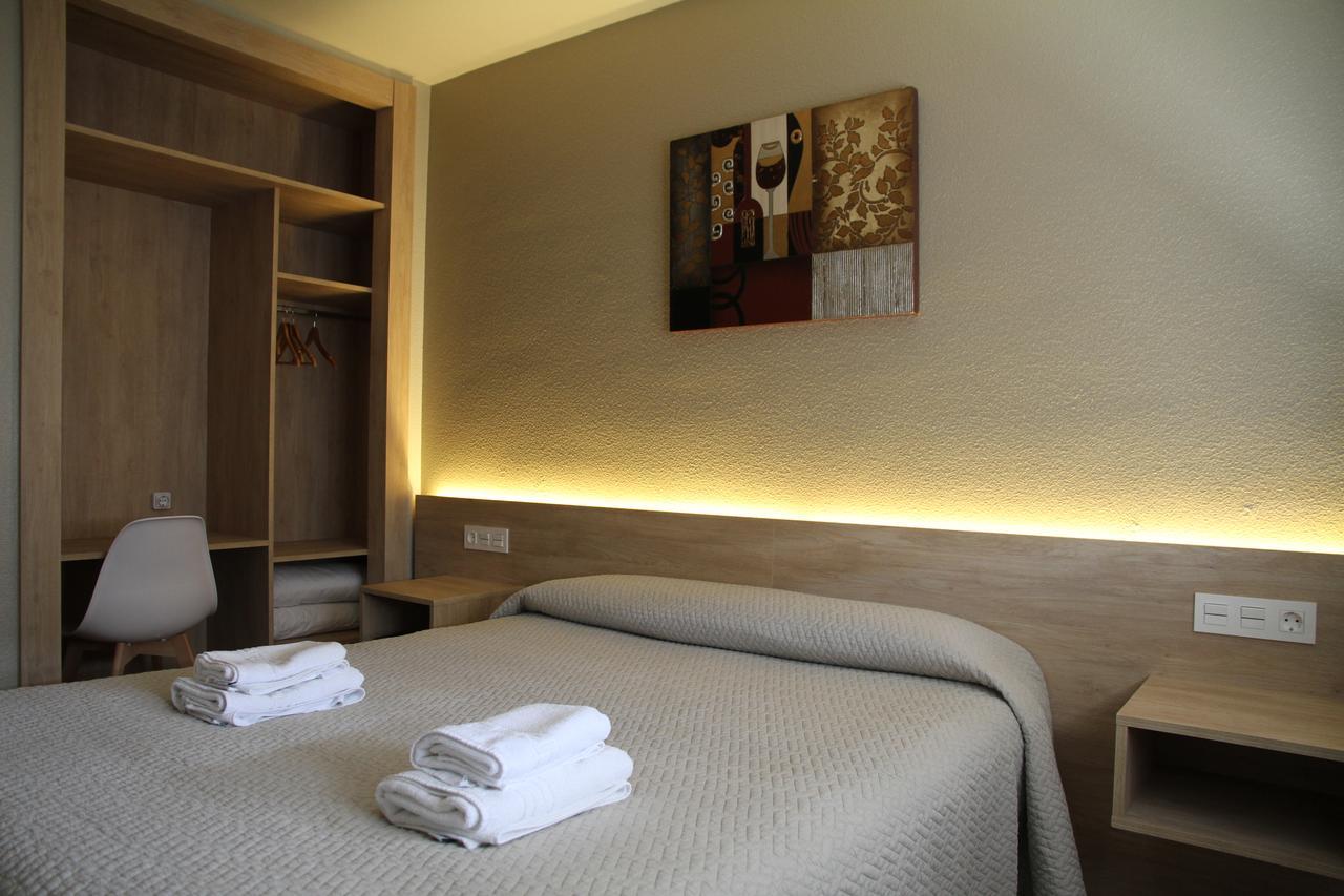 Hostal Acella Παμπλόνα Εξωτερικό φωτογραφία A room at the hotel