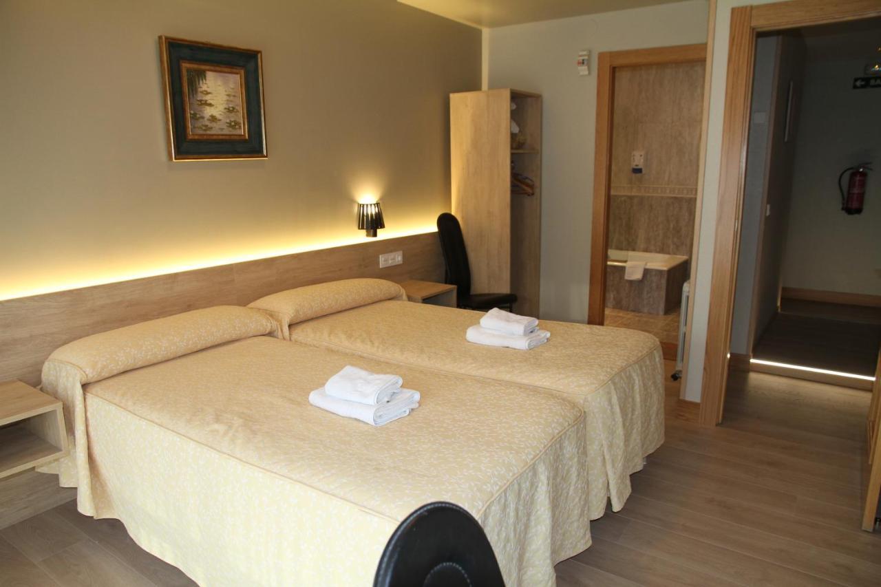 Hostal Acella Παμπλόνα Εξωτερικό φωτογραφία A room at the hotel